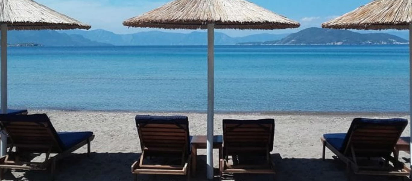 Με... άρωμα και τιμή από Μύκονο οι ξαπλώστρες σε πλαζ της Αττικής